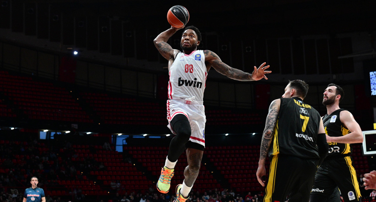 Ο Ταιρικ Τζόουνς καρφώνει / πηγή: eurokinissi