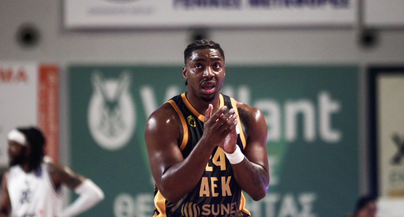 Ο Φρανκ Μπάρτλεϊ με τη φανέλα της ΑΕΚ, Πηγή: Eurokinissi