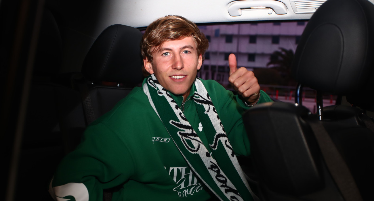 Ο Σαντίνο Αντίνο κατά την άφιξή του στην Αθήνα για τον Παναθηναϊκό / Πηγή: Eurokinissi