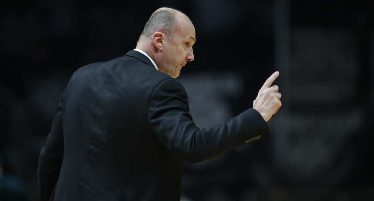 Έξαλλος ο Ζντοβτς, πήρε δύο τεχνικές ποινές μέσα σε μερικά λεπτά κι αποβλήθηκε! (video)