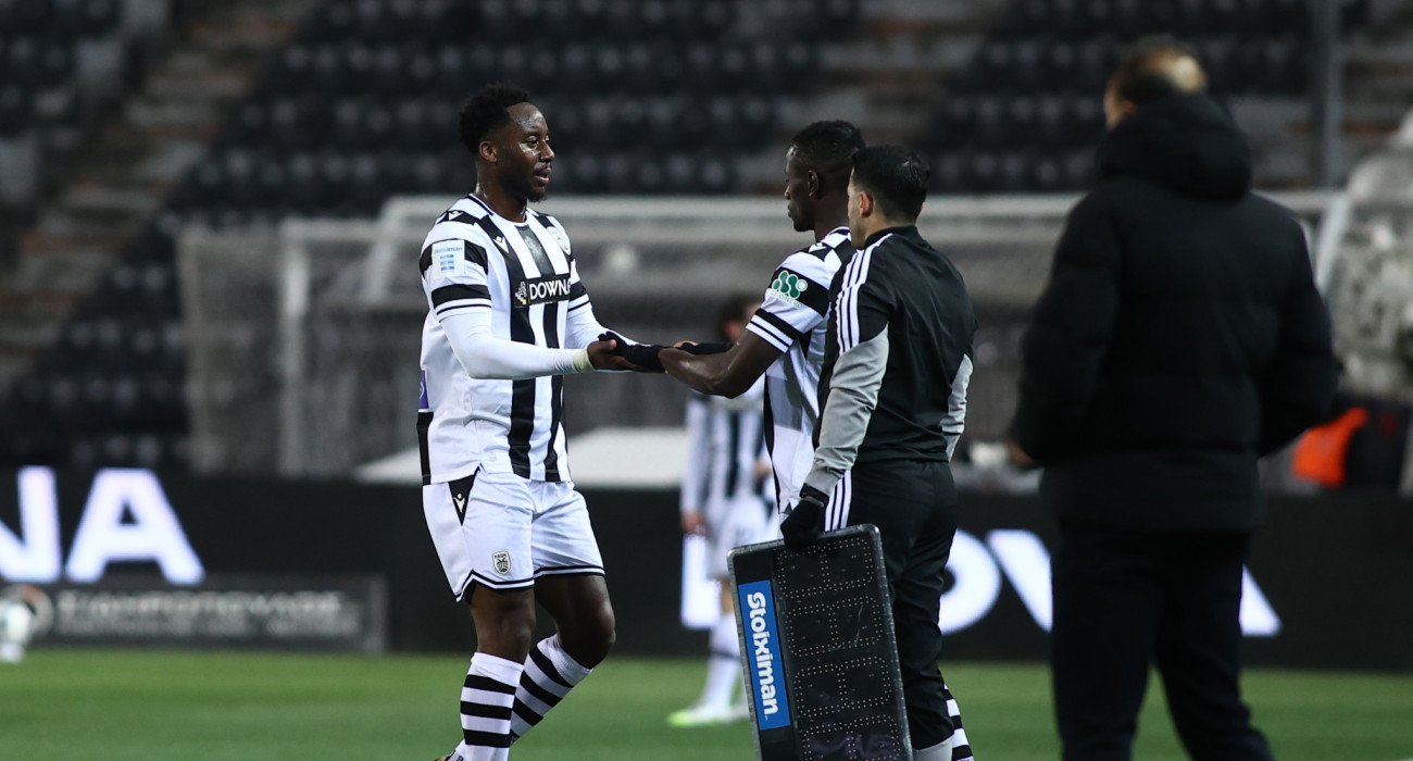 Ο Μεϊτέ την στιγμή της αλλαγής του με τον Καμαρά / Πηγή: Eurokinissi