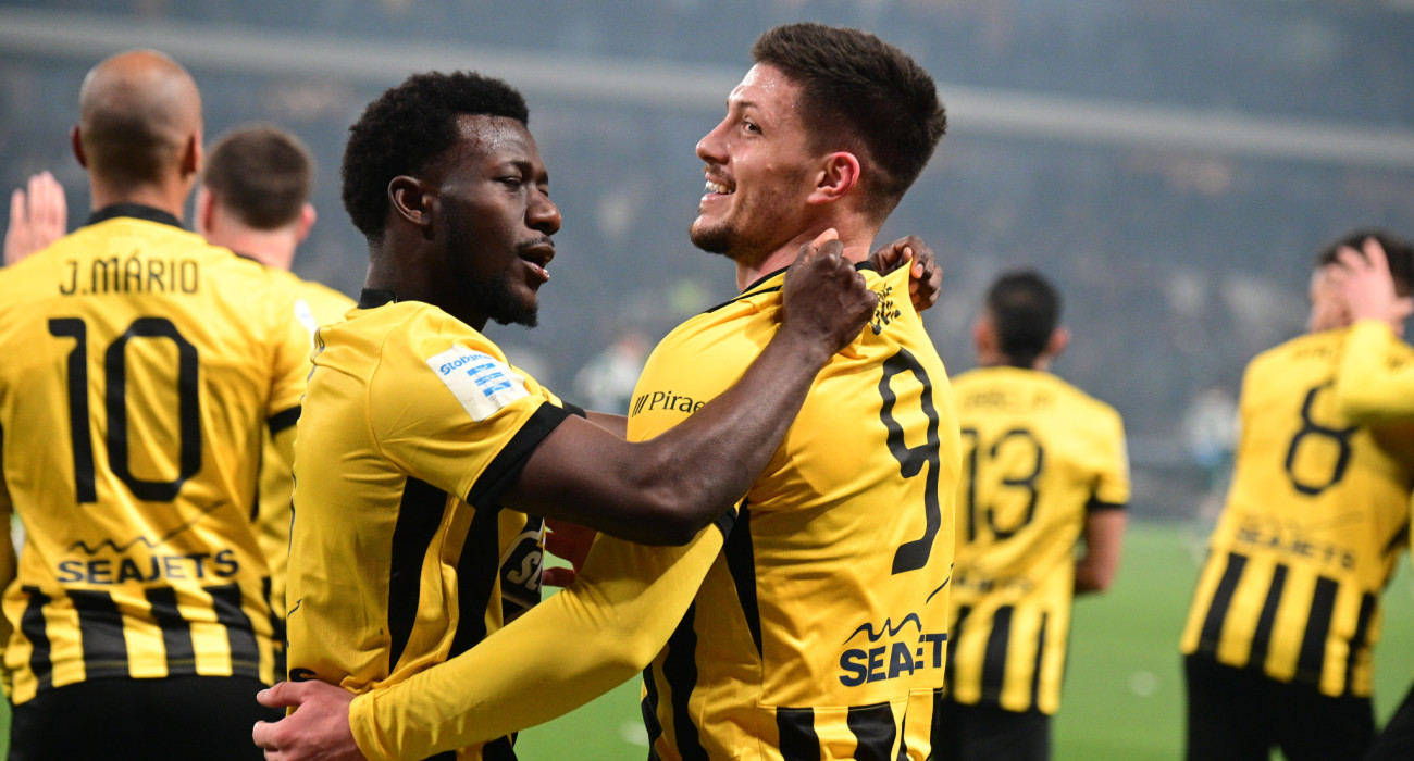 Ο Λούκα Γιόβιτς πανηγυρίζει με τον Κοϊτά / Πηγή: Eurokinissi