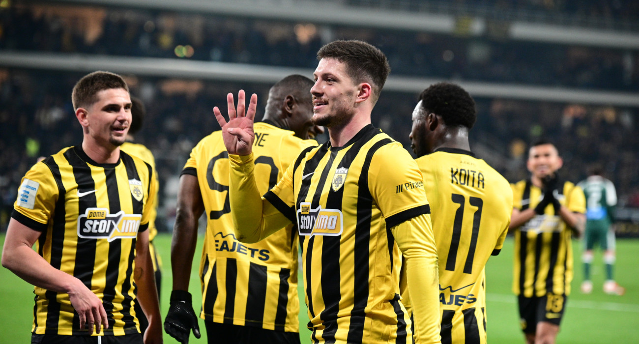 Ο Λούκα Γιόβιτς και οι παίκτες της ΑΕΚ πανηγυρίζουν / Πηγή: Eurokinissi