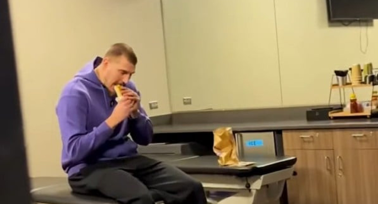 Το τέλος μιας μεγάλης... έχθρας: Ο Νίκολα Γιόκιτς έφαγε για πρώτη φορά Taco Bell (video)