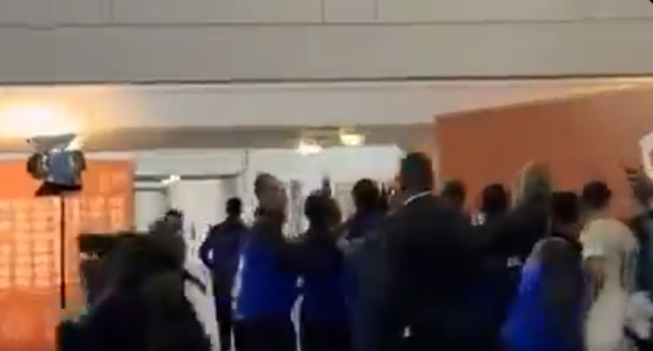 Οι παίκτες της Αλγερίας κυνηγούν τον διαιτητή στα αποδυτήρια / Screenshot