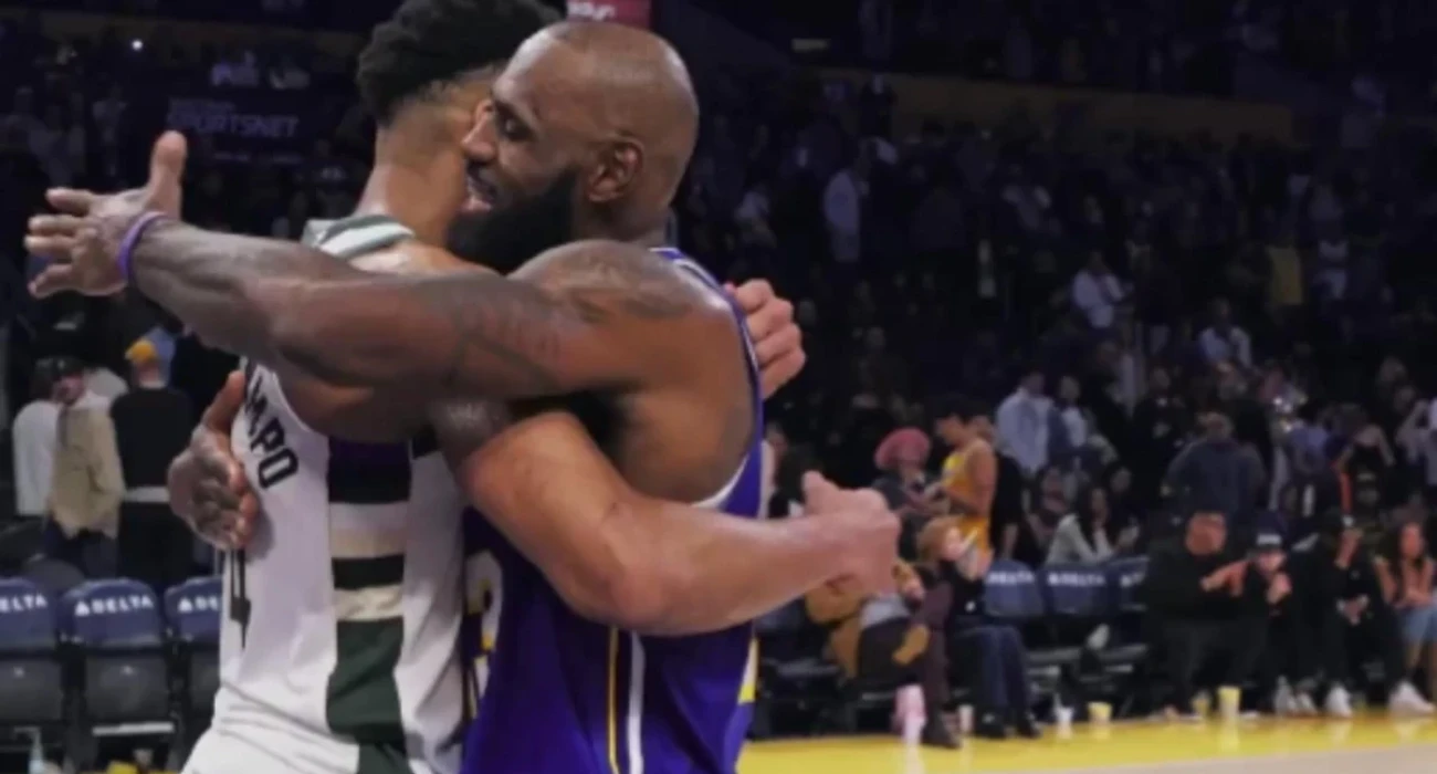 Η αγκαλιά του Γιάννη Αντετοκούνμπο με τον ΛεΜπρόν Τζέιμς/printscreen
