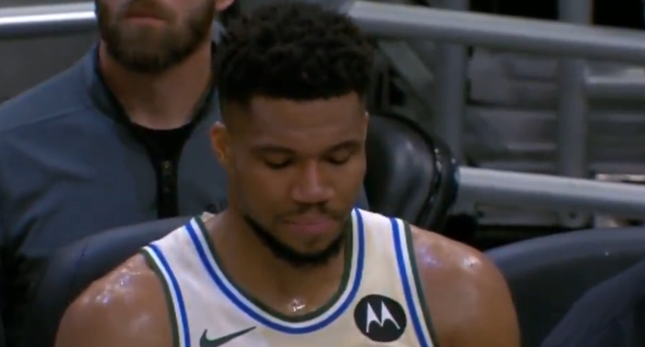 Ο απογοητευμένος Αντετοκούνμπο στον πάγκο των Μιλγουόκι Μπακς / Πηγή: Screenshot