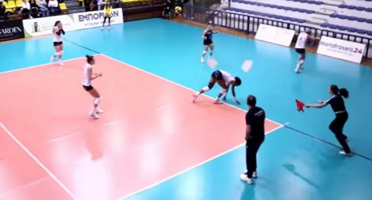 Η στιγμή που πέφτει η οροφή στο κλειστό του Μίκρας / Screenshot