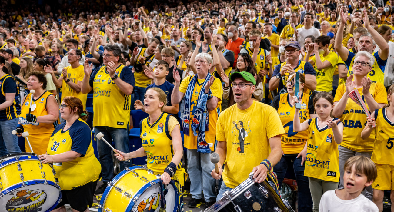 Οι φαν της Άλμπα Βερολίνου / Πηγή: Jan-Philipp Burmann / City-Press via Getty Images / Ideal Images