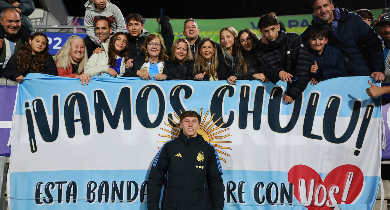 Ο Σαντίνο σε πρώτο πλάνο και η φαμίλια Αντίνο πίσω του να τον στηρίζει για... πάντα / Πηγή: Hector Vivas - FIFA / FIFA via Getty Images