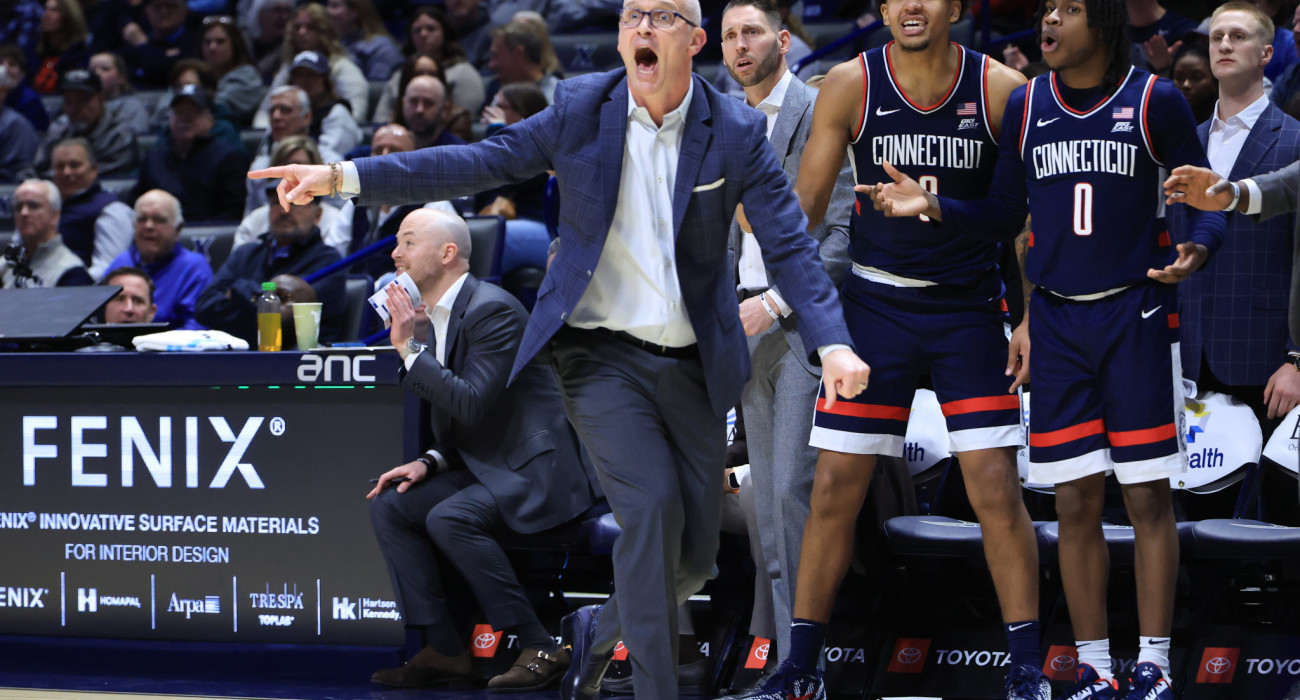 Ο Νταν Χάρλεϊ στον πάγκο του κολεγίου του Κονέκτικατ, Πηγή: ustin Casterline/Getty Images/Ideal Images