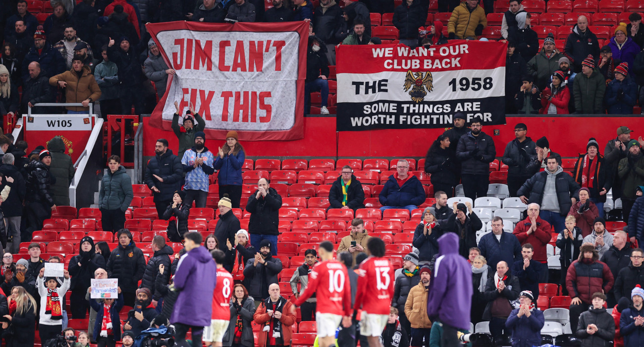 Οι παίκτες της Γιουνάιτεντ μετά την λήξη / Πηγή: Simon Stacpoole / Offside / Offside via Getty Images