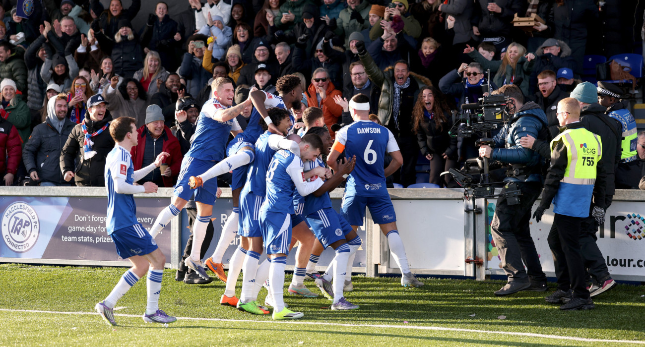 Οι παίκτες της Μάκλσφιλντ Τάουν πανηγυρίζουν την επική τους πρόκριση στο FA Cup απέναντι στην Κρίσταλ Πάλας / Πηγή: Photo by Michael Regan/Getty Images