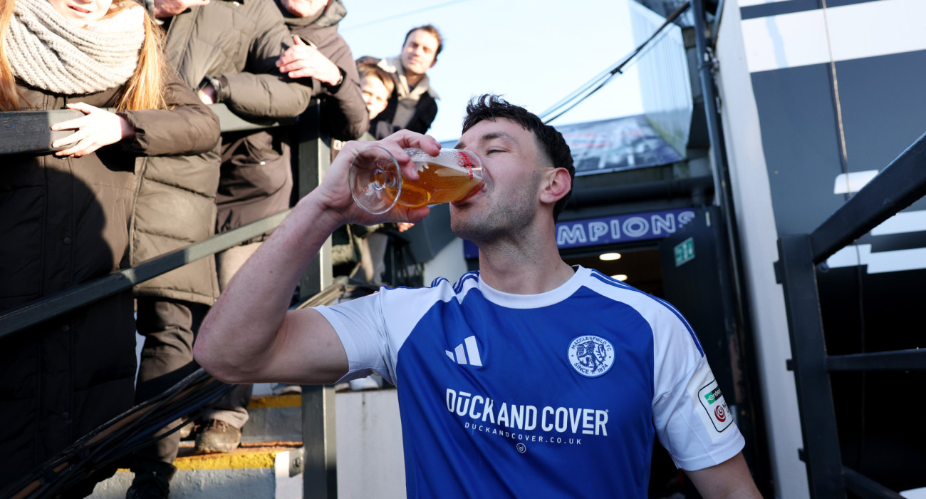 Ο Σαμ Χίθκοουτ απολαμβάνει μία δροσερή μπύρα μετά την επική νίκη επί της Κρίσταλ Πάλας / Michael Regan / Getty Images / Ideal Images