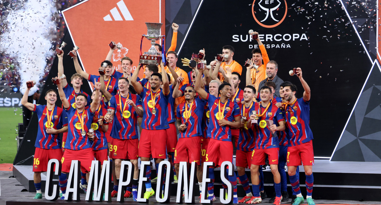 Η στιγμή την απονομής του τροπαίου στην Μπαρτσελόνα / Πηγή: Yasser Bakhsh / Getty Images