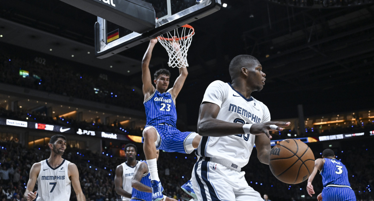 Ο Τρίσταν ντα Σίλβα των Μάτζικ σε ένα εντυπωσιακό κάρφωμα στο καλάθι των Γκρίζλις / Πηγή: Halil Sagirkaya / Anadolu via Getty Images