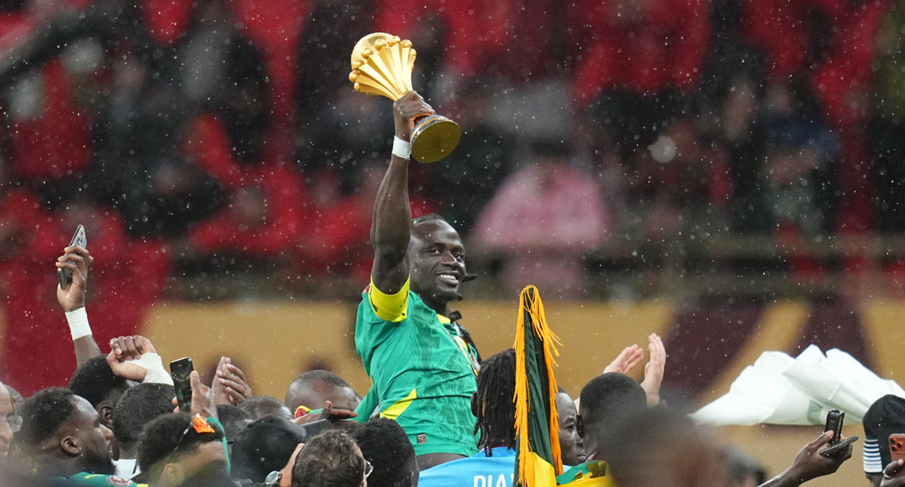 Ο Σαντιό Μανέ με το τρόπαιο στα χέρια / Πηγή: Ulrik Pedersen/NurPhoto via Getty Images)