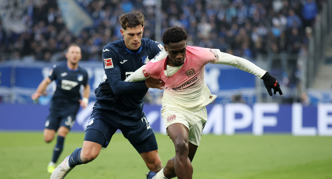 Ο Έρνεστ Ποκού της Λεβερκούζεν σε μία μονομαχία του στο ματς με την Χόφενχάιμ / Πηγή: Alex Grimm / Getty Images  / Ideal Images