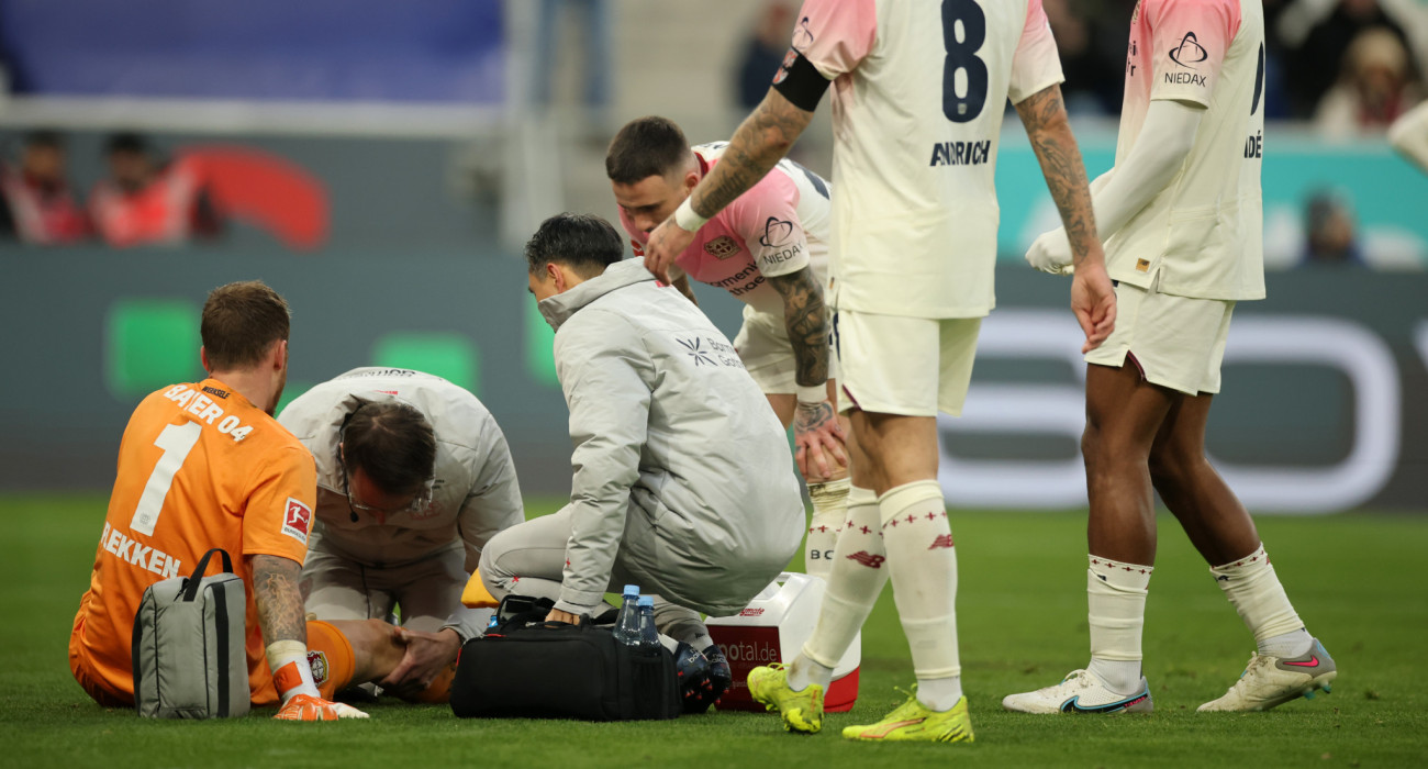 Ο Μαρκ Φλέκεν της Μπάρν Λεβερκούζεν δέχεται περίθαλμψη μετά τον τραυματισμό του / Πηγή: Alex Grimm/Getty Images