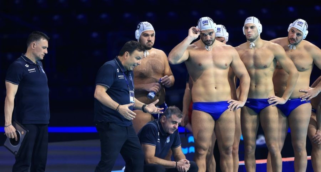 Ο Θοδωρής Βλάχος μιλάει στους παίκτες της Εθνικής / Πηγή: KOE / Αναστασία Καρεκλά