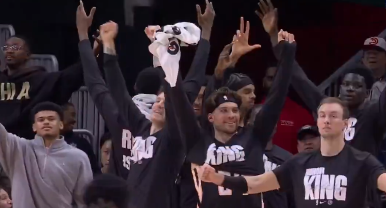 Ο πάγκος των Χοκς διασκεδάζει με την αστοχία της ομάδας / PrintScreen