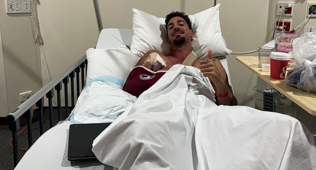 Ο Θανάσης Κοκκινάκης όταν έκανε το χειρουργείο στον ώμο του / Πηγή: @the_kokk1