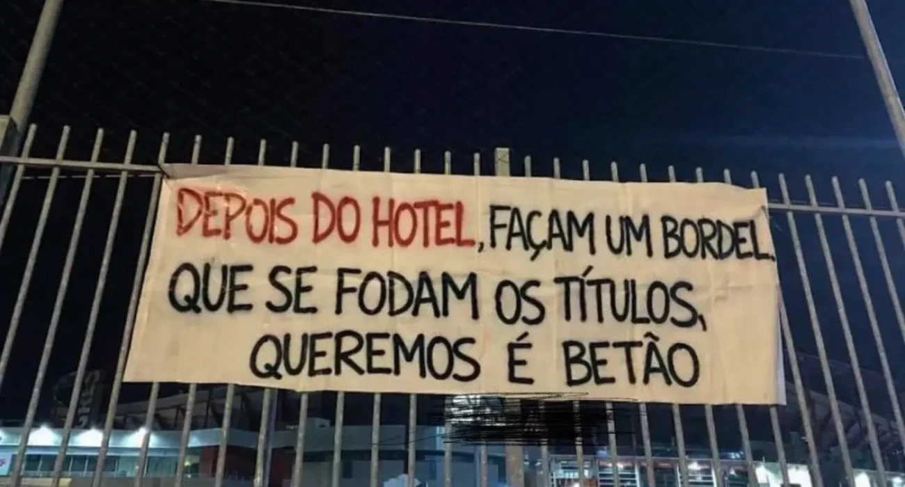 «Μετά το ξενοδοχείο, φτιάξτε και ένα πορνείο» - Στα κάγκελα οι οπαδοί της Μπενφίκα