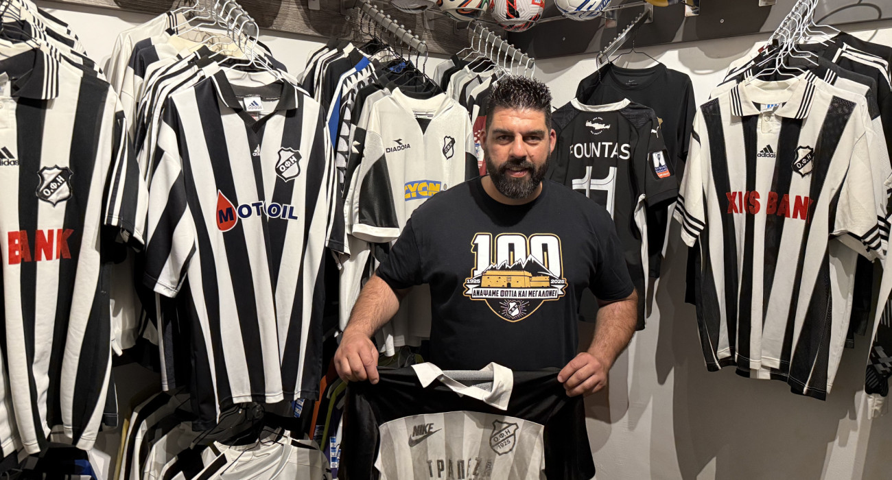 Ο οπαδός του ΟΦΗ, Σταύρος Νικηφοράκης μας υποδέχθηκε στο χώρο της συλλογής του / Πηγή: Athletiko.gr