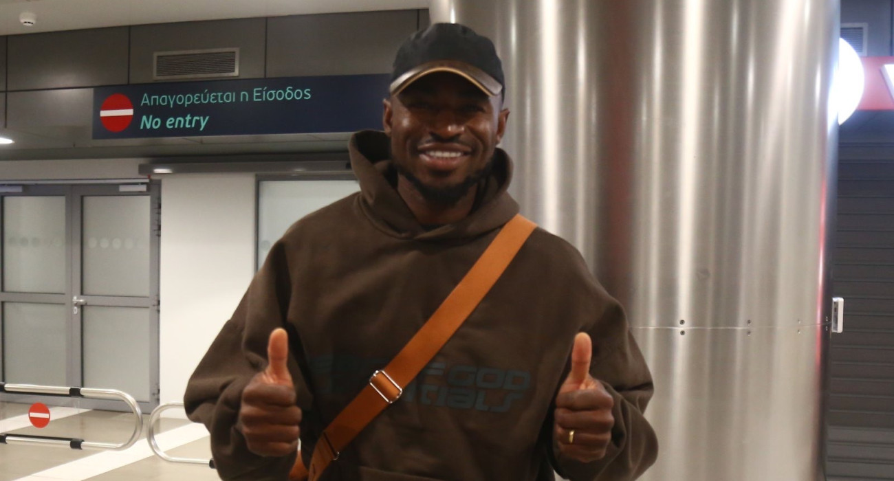 Ο Μάρτιν Χόνγκλα στο αεροδρόμιο 