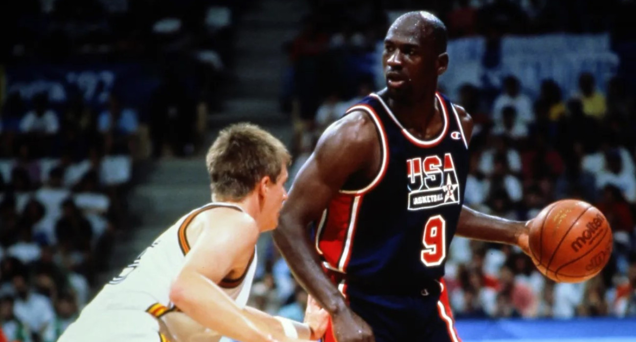 Ο Μάικλ Τζόρνταν με τη φανέλα της Εθνικής των ΗΠΑ/Πηγή: FIBA