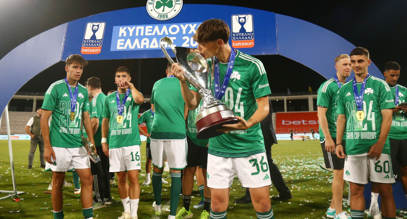 Ο Γιώργος Κάτρης φιλάει το Κύπελλο Ελλάδας που κατέκτησε ο Παναθηναϊκός στο Πανθεσσαλικό στον τελικό του 2024 - ΠΗΓΗ: INTIME