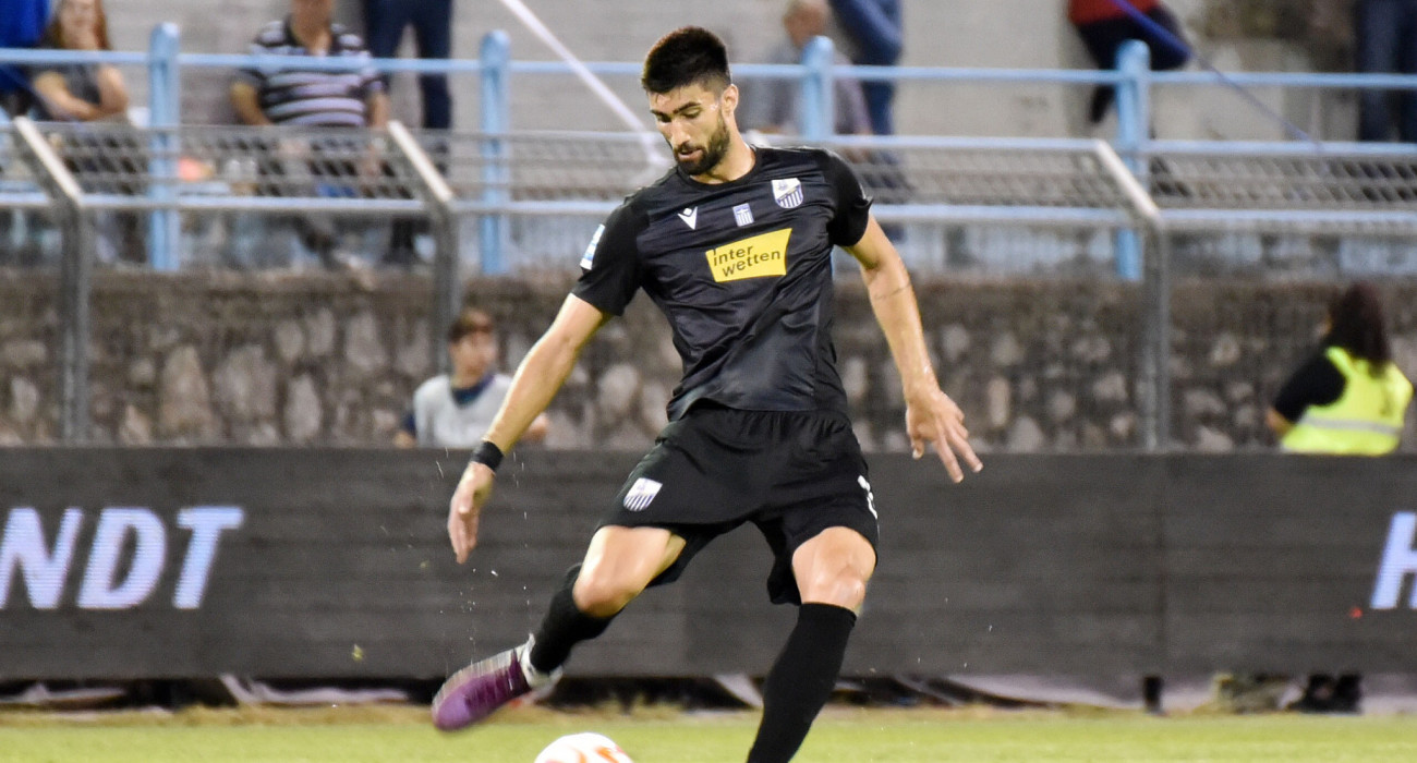 Ο Γιώργος Κορνέζος με τη φανέλα της Λαμίας / Πηγή: Intime