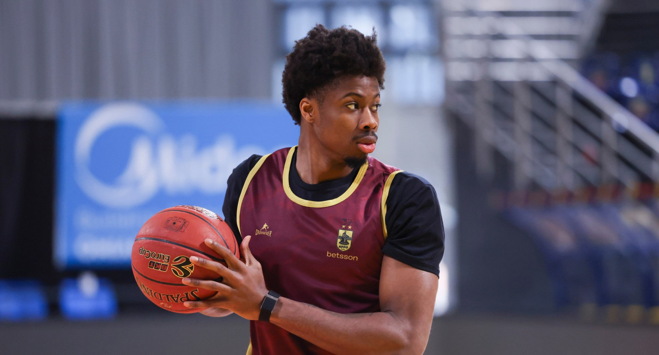 Ο Κώστας Αντετοκούμπο στην πρώτη προπόνηση με τον Αρη / πηγή: Facebook/Arisbc