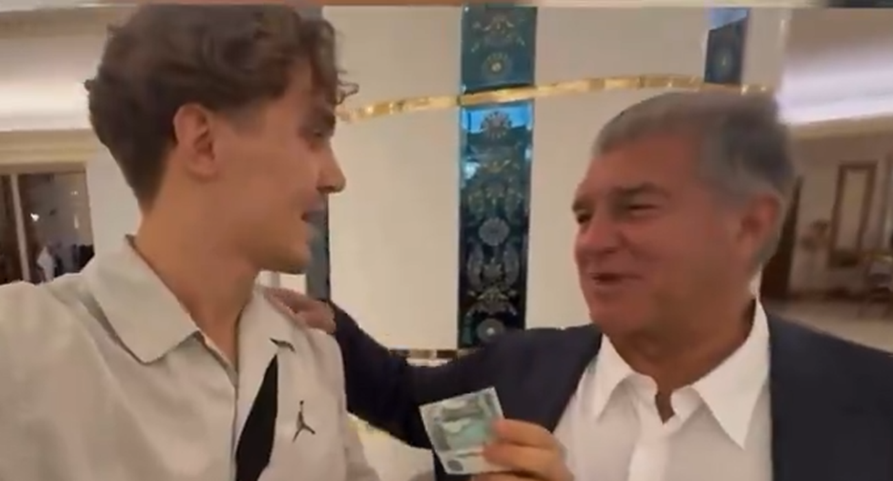 Ο Τζουάν Λαπόρτα με οπαδό της Μπαρτσελόνα / Screenshot