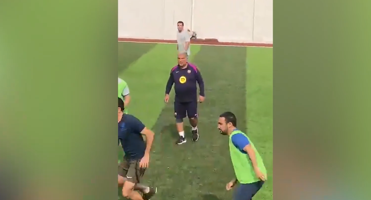 Ο Λαπόρτα έβαλε εξάταπα, έπαιξε μπάλα και έγινε viral (video)