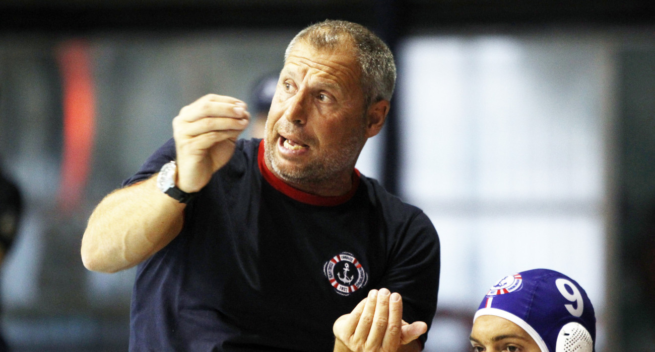 Ο Κώστας Λούδης δίνει οδηγίες στον τελικό της Βουλιαγμένης με τον Ολυμπιακό / Πηγή: Eurokinissi