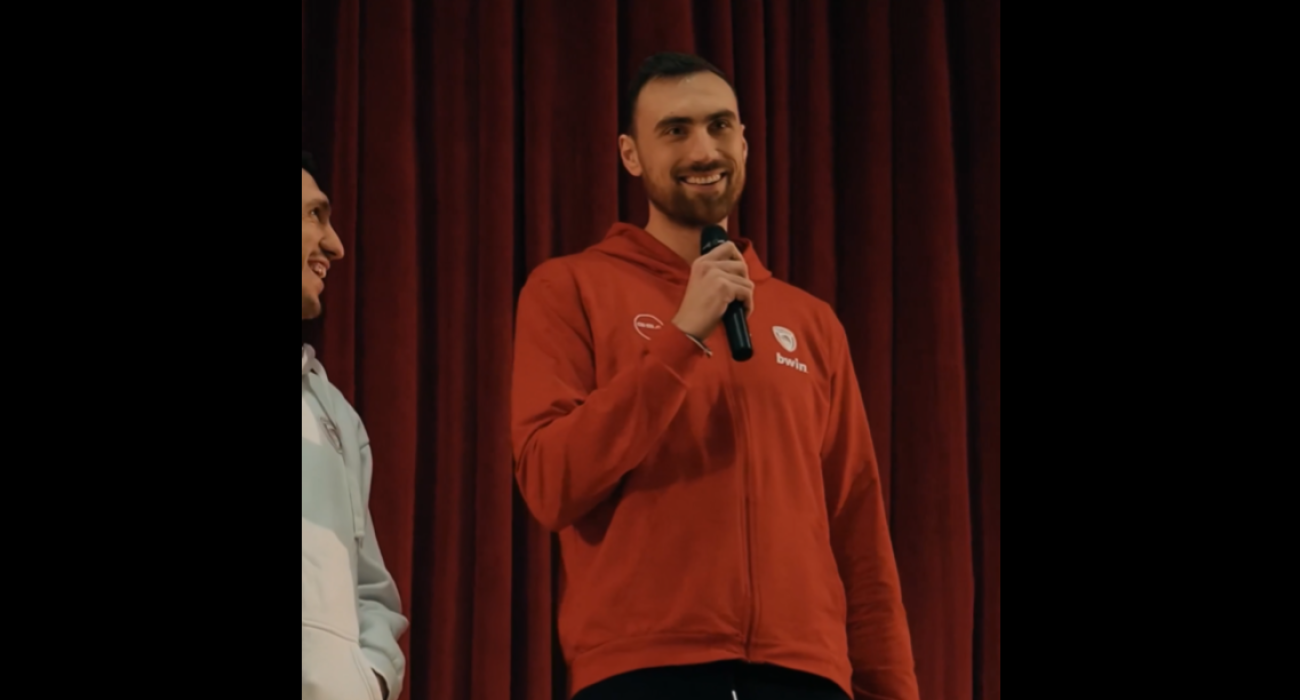 Ο Νίκολα Μιλουτίνοφ στην εκδήλωση του Ολυμπιακού /πηγή: Screenshot/X/OlympiacosBC