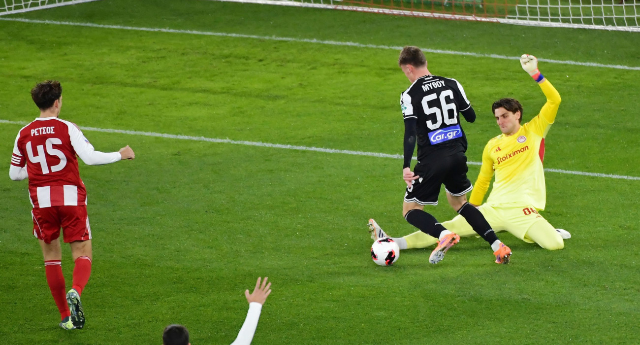 Ο Μύθου ετοιμάζεται να σκοράρει σε βάρος του Ολυμπιακού / Πηγή: Intime