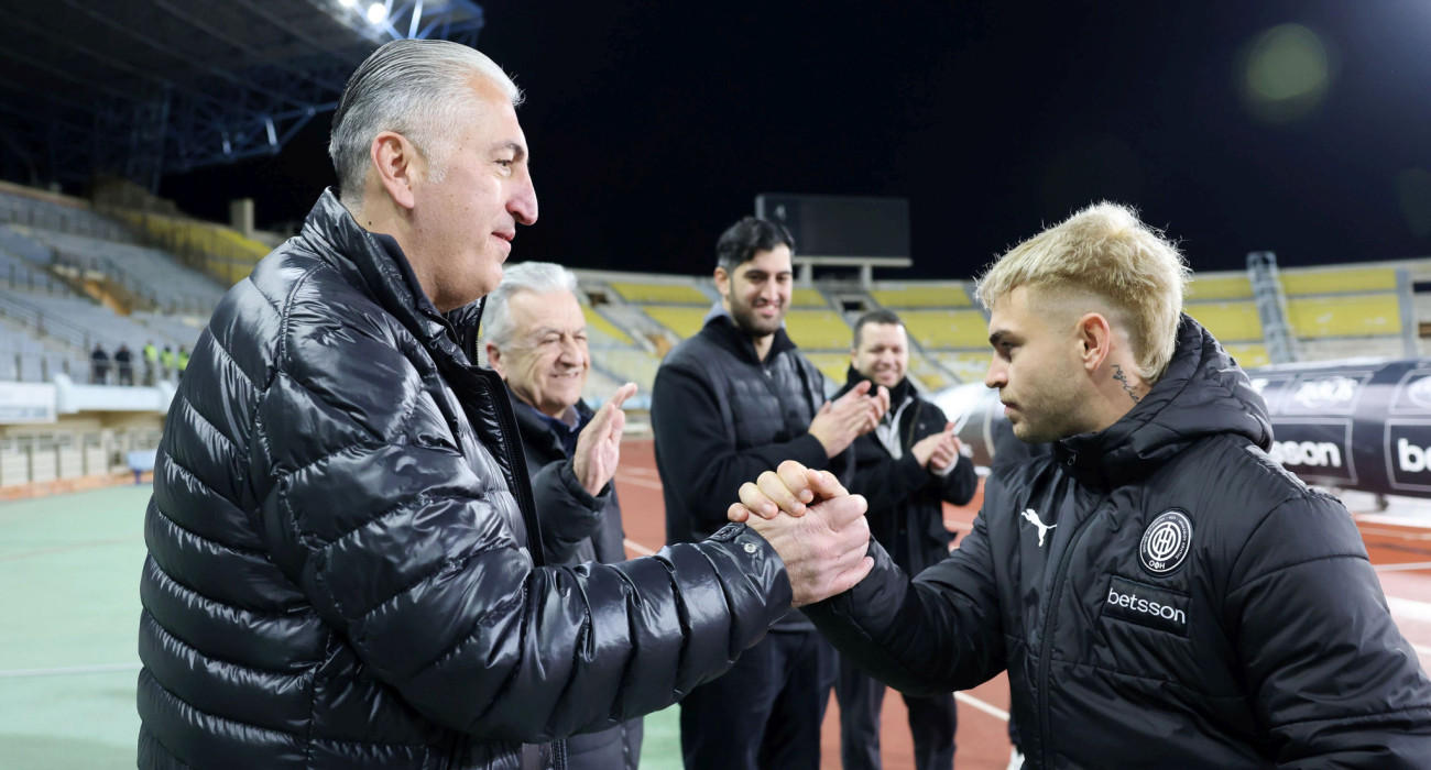 Ο Μιχάλης Μπούσης συγχαίρει τον Τιάγκο Νους / Πηγή: Intime