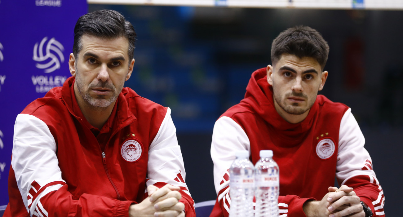 Ο προπονητής Αντώνης Βουρδέρης κι ο αρχηγός του Ολυμπιακού Δημήτρης Τζιάβρας στη συνέντευξη Τύπου για το Σούπερ Καπ / Πηγή: Intime