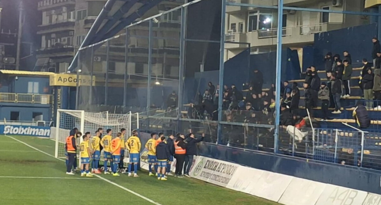 Οι παίκτες του Παναιτωλικού με τους οργανωμένους οπαδούς