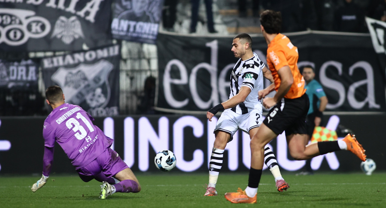 Η στιγμή που ο Γιακουμάκης πλασάρει τον Χριστογεώργο / Πηγή: Eurokinissi