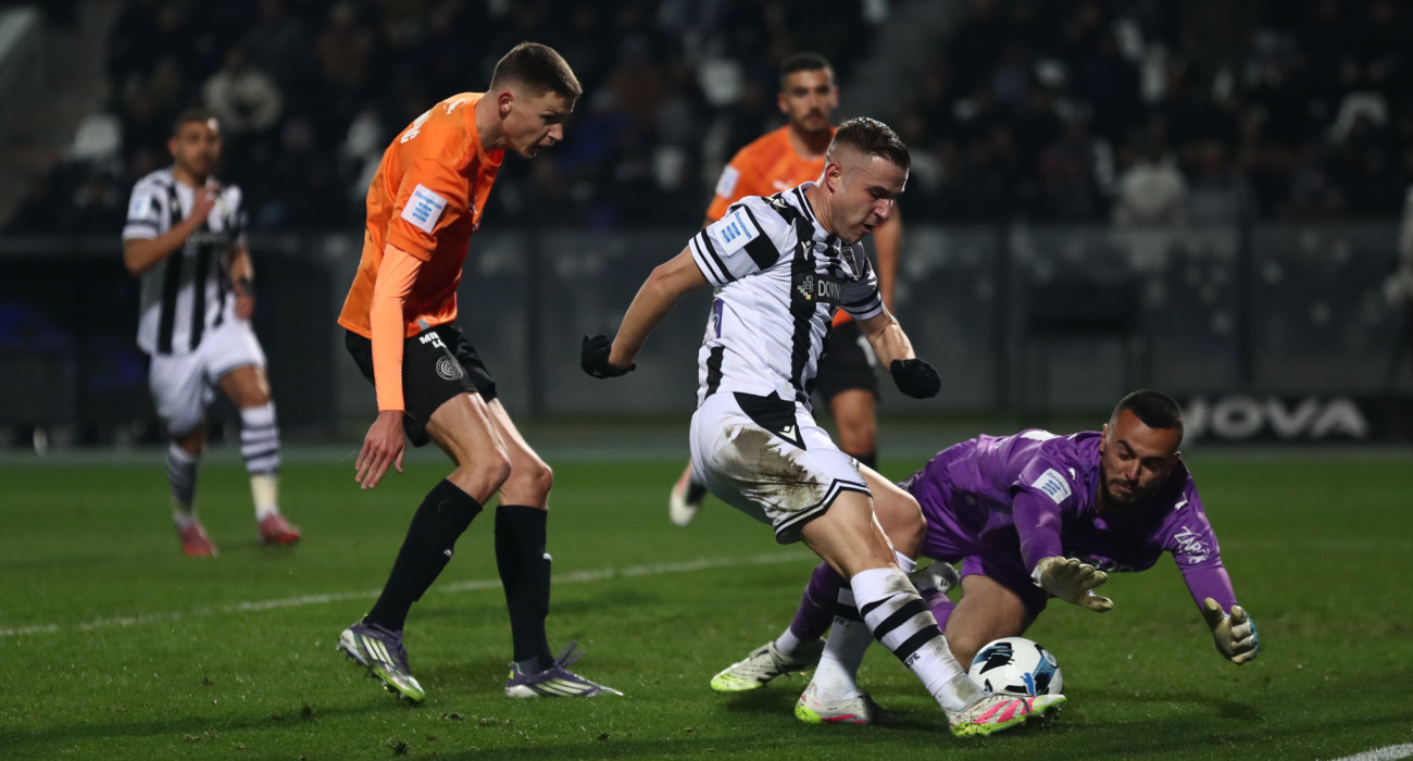 Ο Δημήτρης Πέλκας πλασάρει τον Νίκο Χριστογεώργο / Πηγή: Eurokinissi