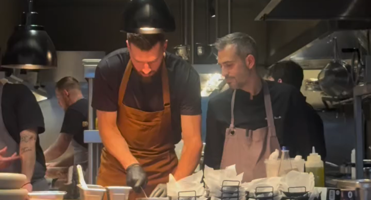 Ο Άλεκ Πίτερς σε ρόλο σεφ στο εστιατόριο του / πηγή: Instagram/TwentyFive