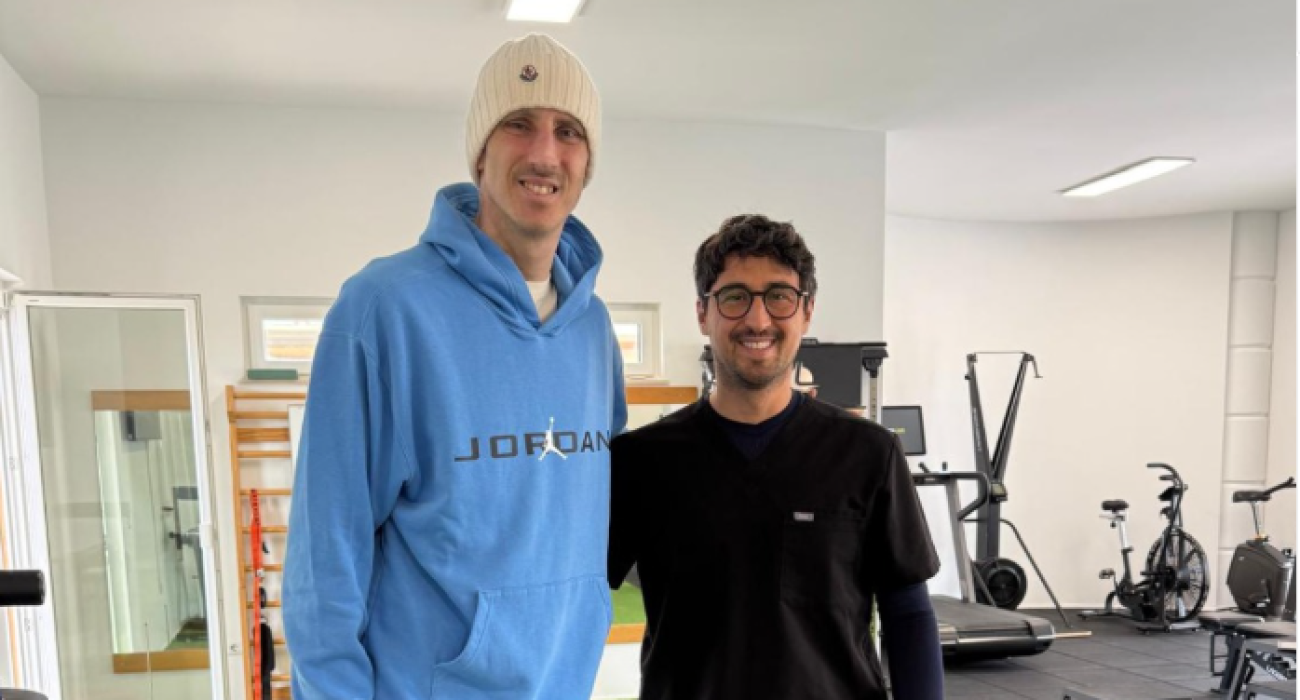 Ο Πολοναρα με τον γυμανστή του στην αποκατάσταση του / πηγή:screenshot