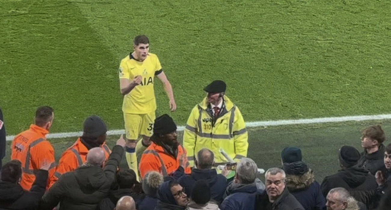 Ο Φαν ντε Φεν την στιγμή της έντασης με τους οπαδούς / Screenshot