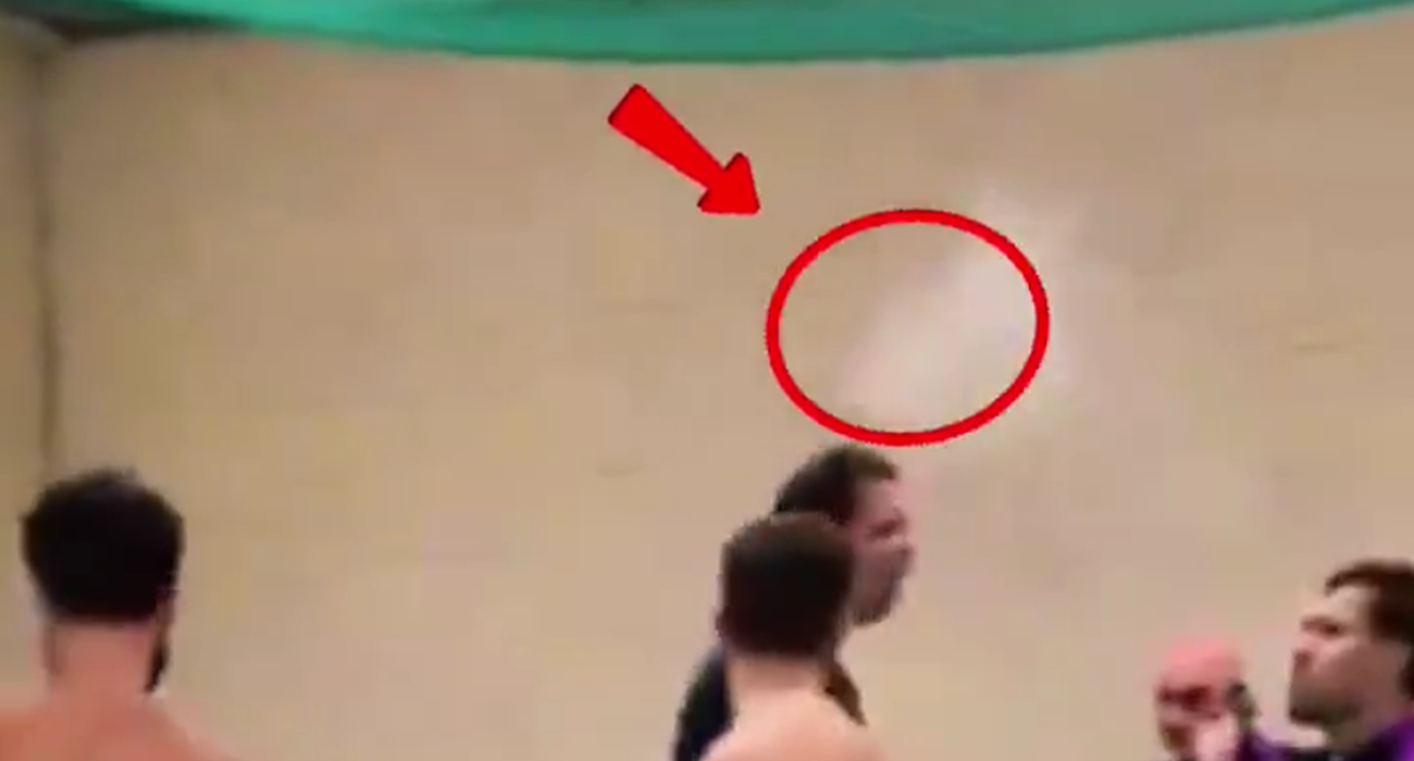 Ο Βόιτσεχ Σέζνι καπνίζει στα αποδυτήρια / Screenshot