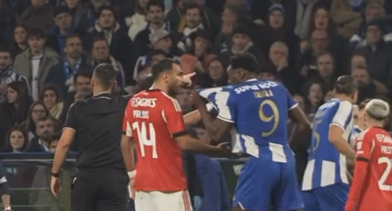 Η στιγμή της έντασης ανάμεσα στον Παυλίδη και τον Σάμου / Screenshot