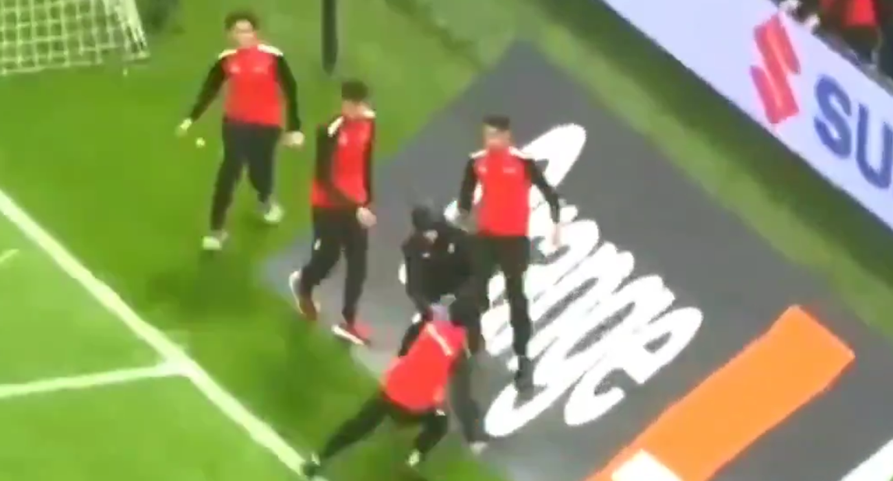 Tα ball boys του Μαρόκου τα έβαλαν με τον αναπληρωματικό κίπερ της Σενεγάλης για την πετσέτα του Μεντί / Screenshot