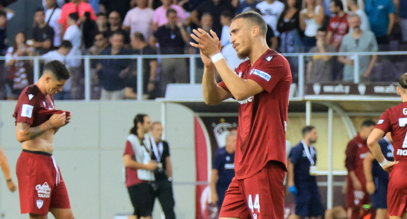 Ο Σοφιάν Τσάκλα με τη φανέλα της ΑΕΛ Novibet / Πηγή: Eurokinissi